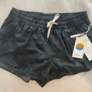 Vuori Clementine Short 2.0 Women’s Medium Black Camo
